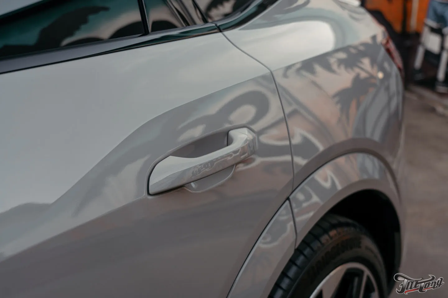 Оклеили Audi e-tron S глянцевым полиуретаном и сделали фирменный Шиномонтаж на вибростенде